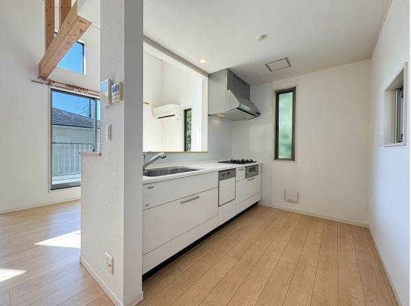 ハイサイドの窓から注ぐ陽光で昼間は自然光だけで過ごせそうですね