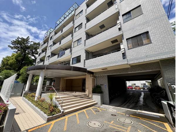 マンション外観です。安心のオートロックです。