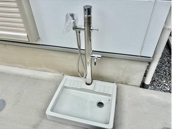 玄関には水道とシャワーがありますよ！