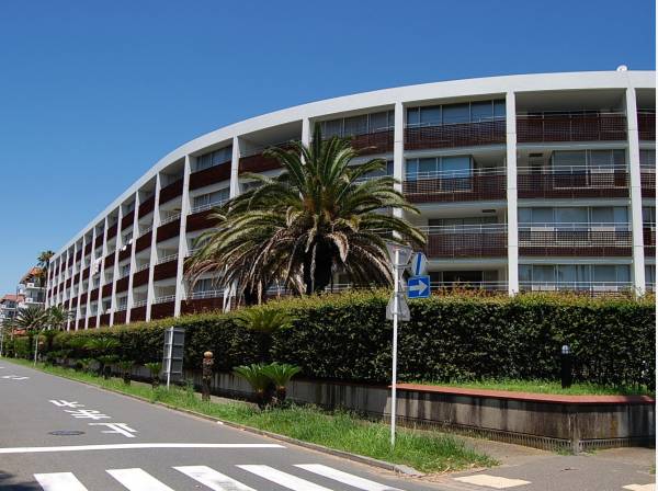 陽射しを有効的に取り入れる湾曲した佇まい