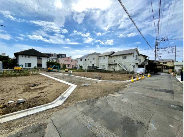 前面道路もゆったりです。駐車も楽々