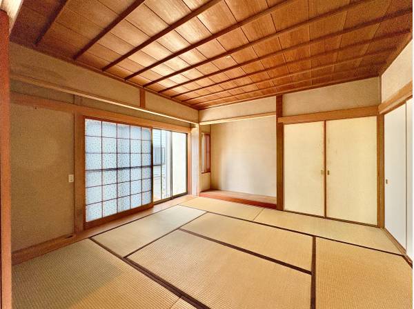 広いお庭を見渡せる明るい空間の和室です。