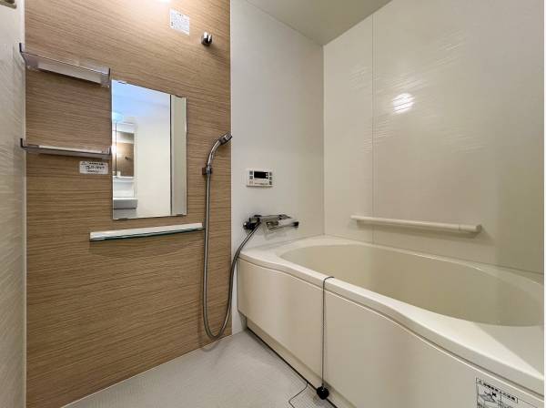 ウッドをあしらった温もり広がるバスルーム