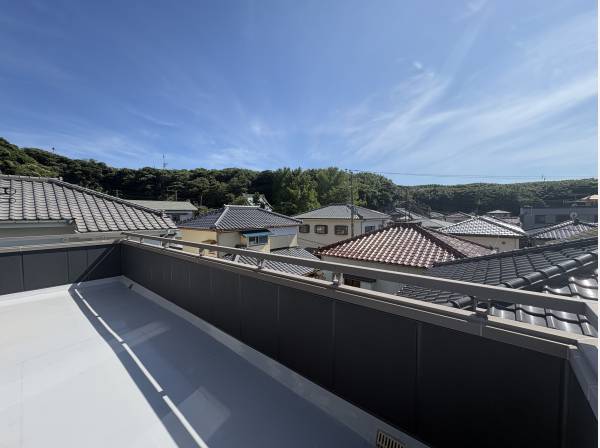大きなバルコニーでBBQができます！山側と海側の両方見えます！