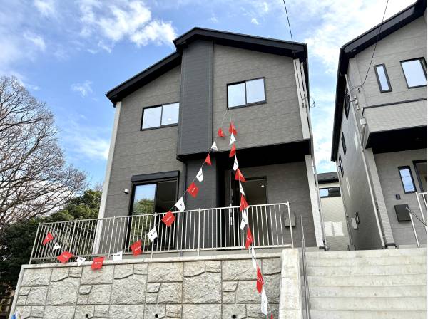 青空に映える端正な外観