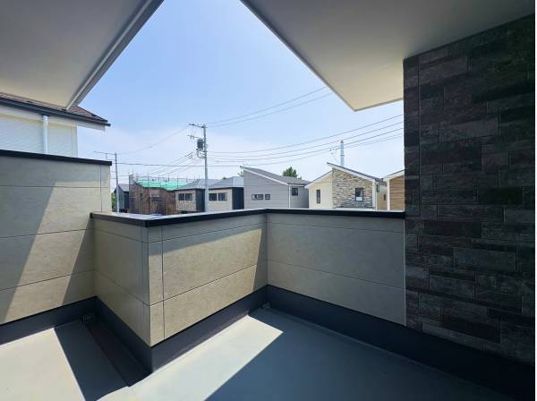 バルコニーは小屋根が付いているため、急な雨でも洗濯物が濡れにくい！