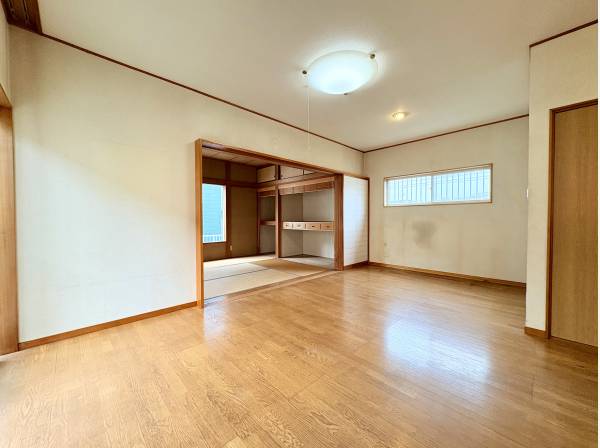 やさしい光が届く2階の洋室は、日中も明るく気持ちよく過ごせます