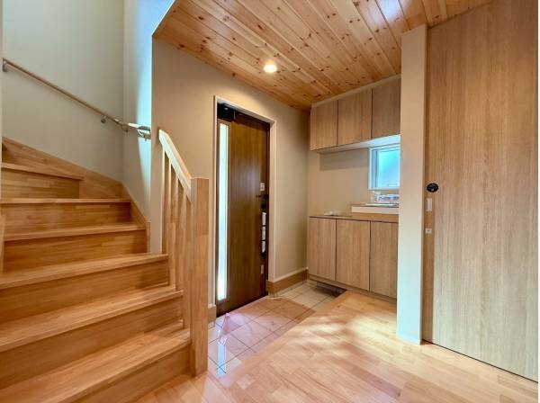 木の温もりに包まれる玄関スペース