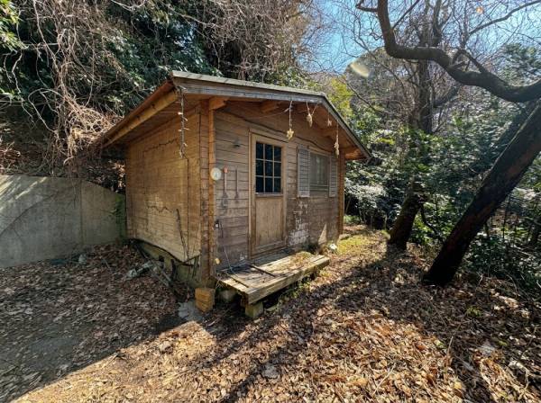お庭の奥にひっそり佇む木製小屋・倉庫。趣味の空間に最適