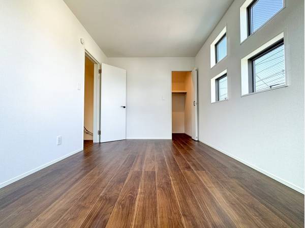 高窓のある主寝室にはウォークインクローゼットを完備