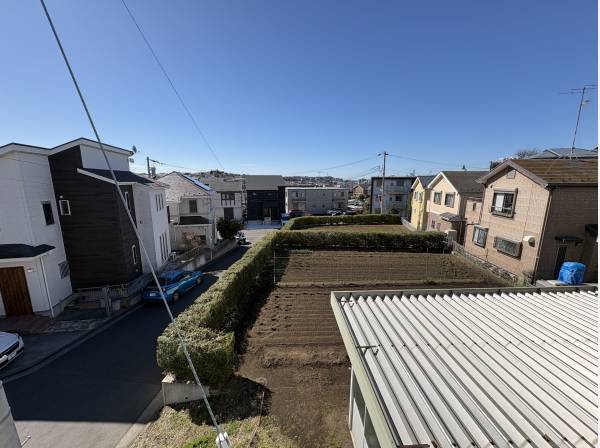 バルコニーは開放的で、隣が畑なので、日当たりも良好です。