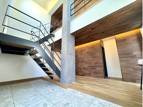 別荘らしさが溢れる吹き抜けの玄関ホール