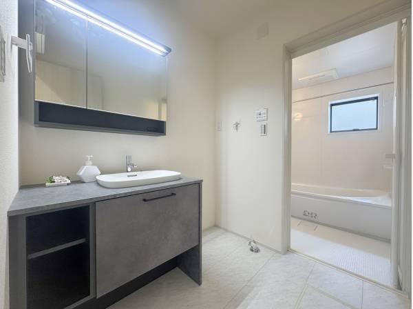 スッキリとした造作洗面化粧台が洗練感を演出