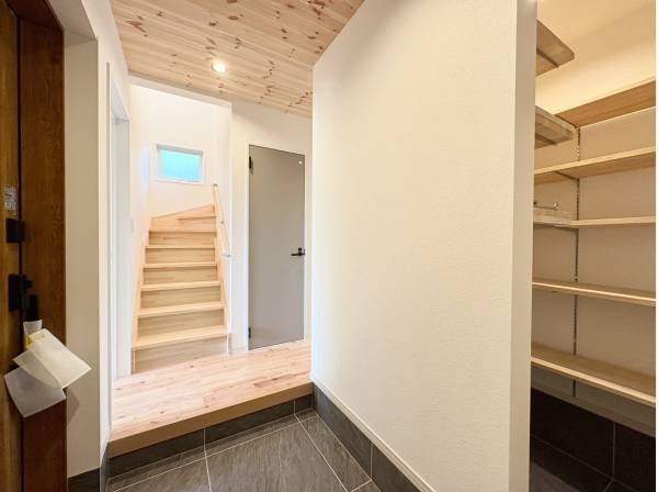 シューズインクローゼット付きの玄関スペース