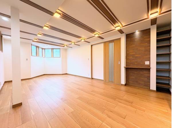 光と風が通り抜ける大空間。家族が自然と集まるリビング。