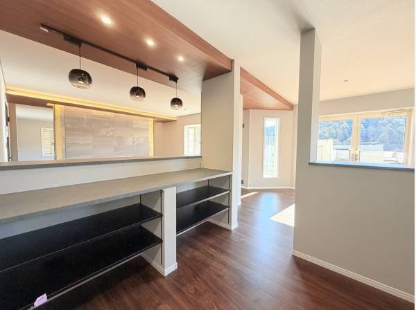 キッチンカウンター裏側にも嬉しい収納あり