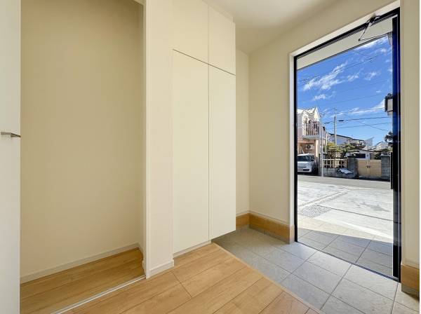 取手のないスタイリッシュなシューズボックス