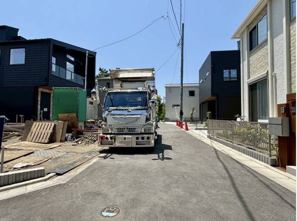 面した通りも広々しておりお車も安心！