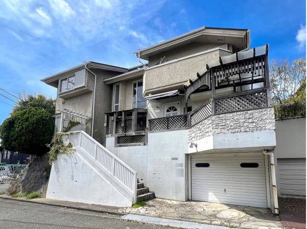 重厚な外構が織りなす風格纏うガレージハウス