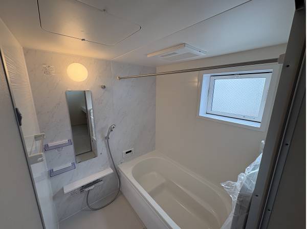お風呂には浴室乾燥機が付いております。