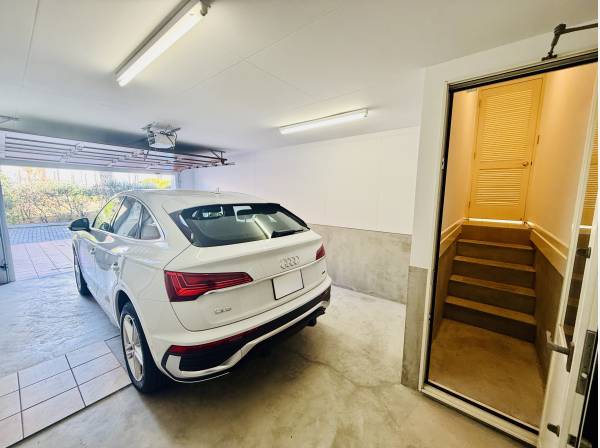 ガレージから室内へ