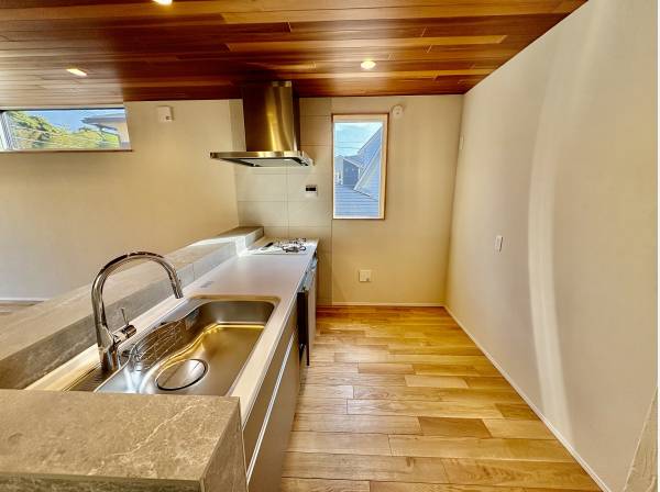 キッチンは広くてオシャレです！