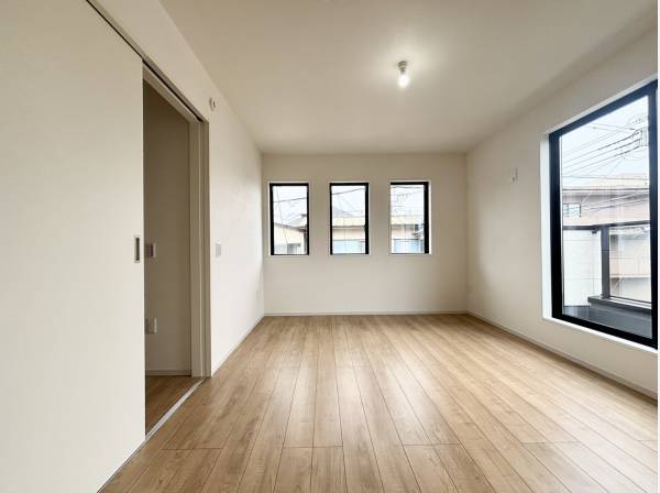 約10.5帖ある広々として主寝室