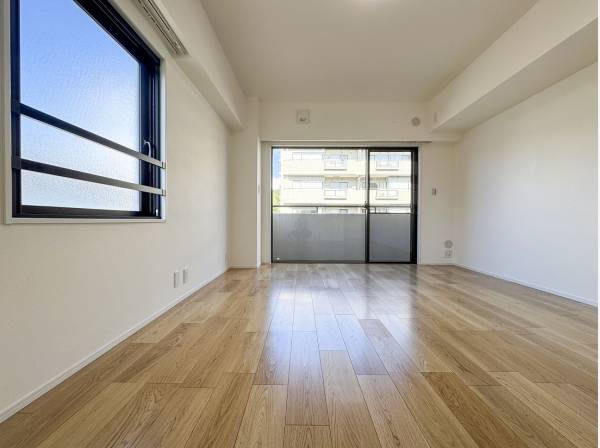 二面採光の光溢れる空間は角部屋ならでは