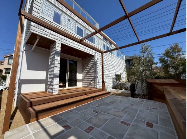 お庭スペースのパーゴラテラスも完備です。