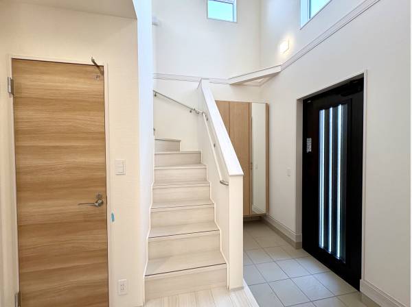 玄関は吹き抜け空間。収納もたっぷりです。