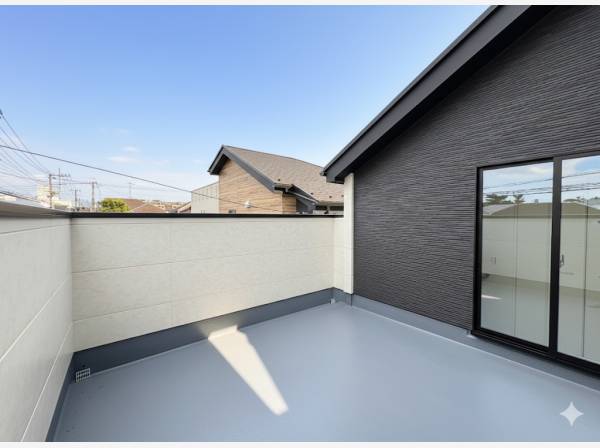 広々としたバルコニーでBBQも