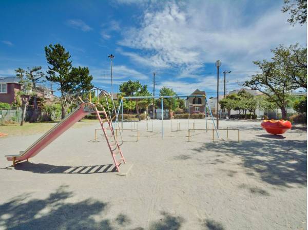 目の前にある松が岡公園