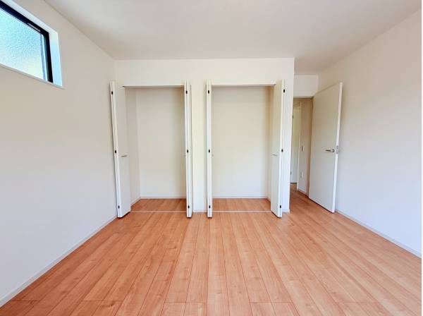 こちらの居室は約7.3帖のゆとりあるお部屋