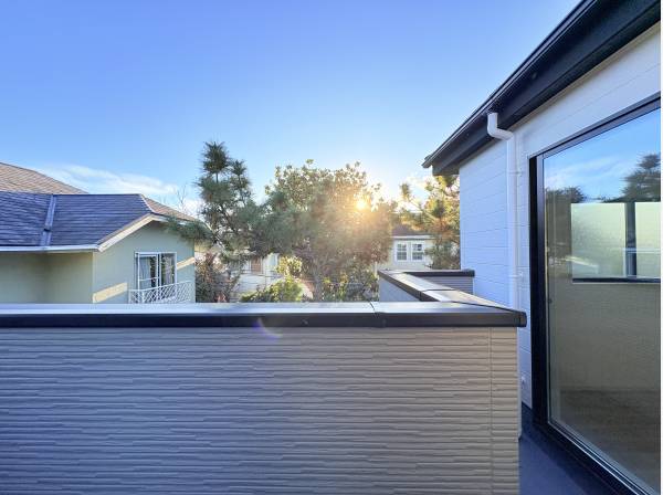 松を感じるバルコニー