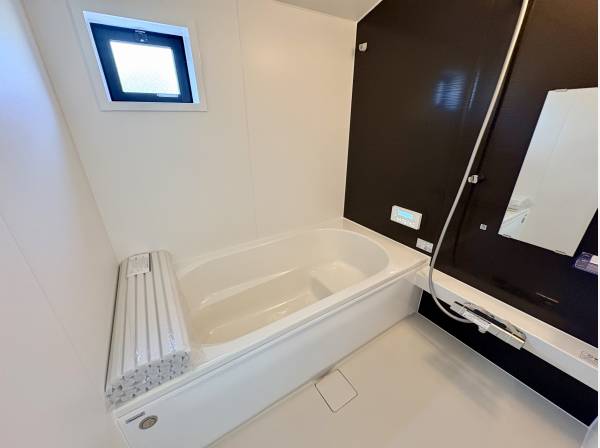 シックなパネルが落ち着く、ゆったり足を伸ばせるバスルーム