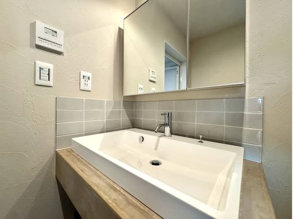 造作の高級感漂う洗面