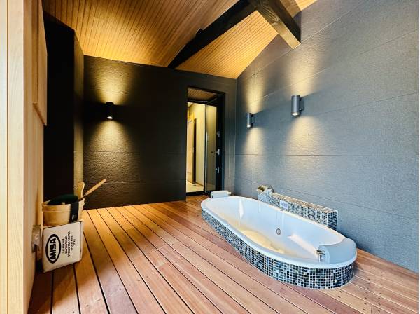 デッキに配置されたジャグジー