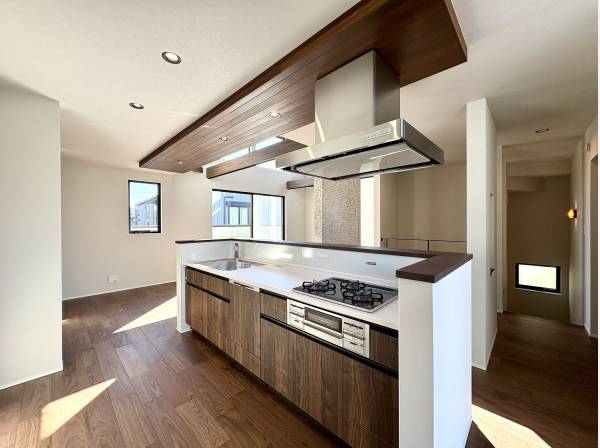 家族の気配を感じながら立てるキッチン