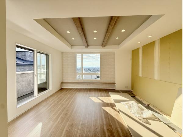 折り上げ天井のリビングルーム