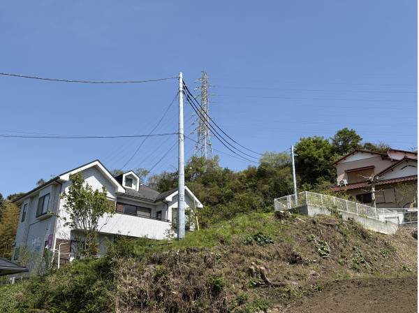 利便性に加え、背後には緑が広がる鎌倉らしいロケーションも魅力