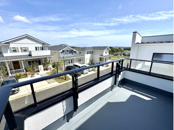 2階のワイドバルコニーからは海がチラッと