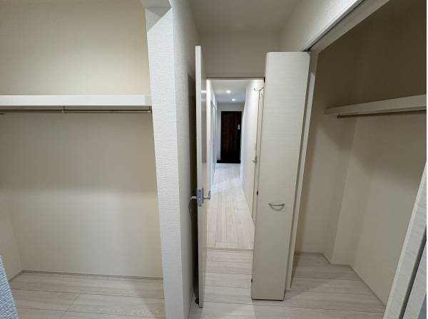 家族共用の収納スペースには掃除機や乾燥機などいろいろと置けますよ！