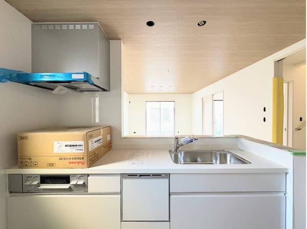 部屋全体を見渡すキッチン