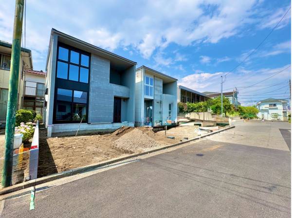 直線的なフォルムが印象的なデザイナーズ住宅。