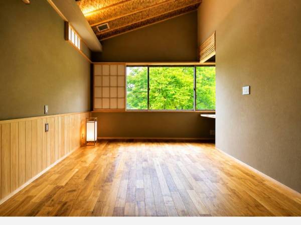 窓の外の豊かな緑を借景に
