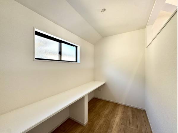 リビング隣には書斎スペースを完備