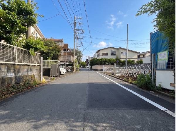 前面道路もとっても広々！