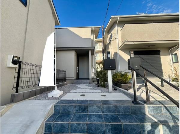 ひっそりと佇む外観