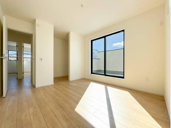 ウォークインクローゼットを完備した主寝室