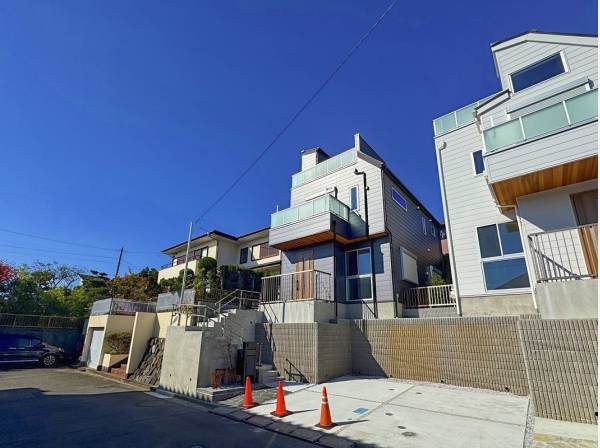 外観は打って変わってクールなブラック。お隣はすでにご成約済みです。